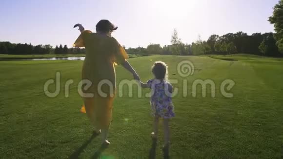 女儿和妈妈在草地上奔跑视频的预览图
