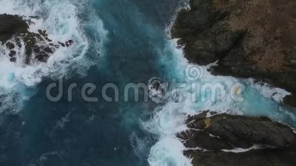 大浪撞击海岸视频的预览图