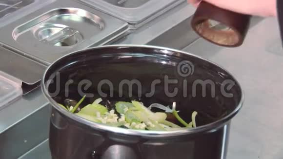 厨师加香料白葡萄酒在平底锅与贻贝绿色植物米饭在桌子上餐厅视频的预览图