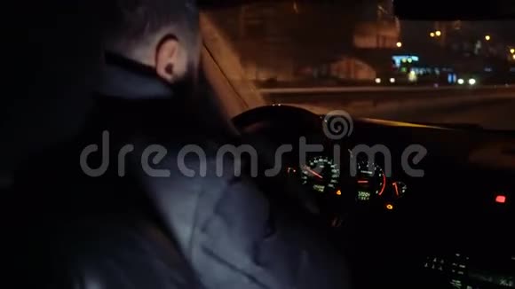一个开车在傍晚街道上的人视频的预览图