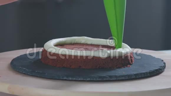 烹饪蛋糕布朗尼准备点蛋糕现代蛋糕视频的预览图