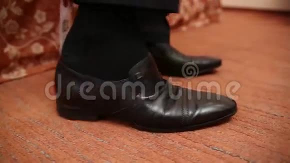 穿皮鞋的人皮鞋关门视频的预览图