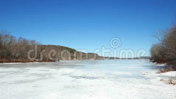缅因州斯旺维尔的冰冻天鹅湖视频的预览图