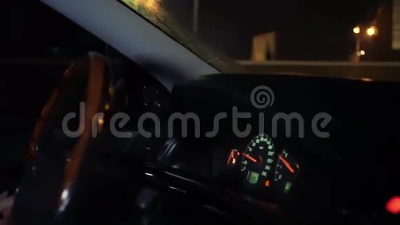 一个开车在傍晚街道上的人视频的预览图