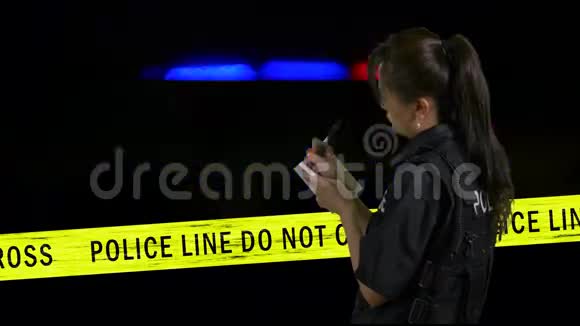 女警官在犯罪现场做笔录视频的预览图
