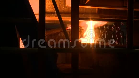 炉外熔融金属浇注高炉液态金属视频的预览图