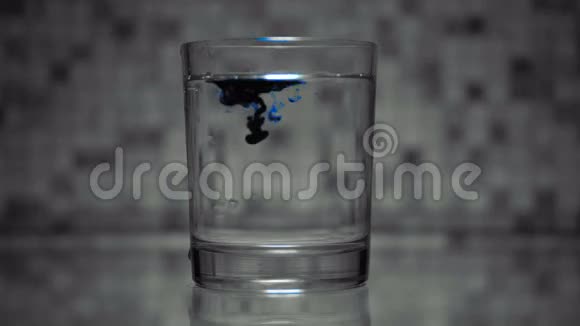 蓝色着色剂溶于水中视频的预览图
