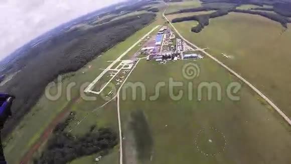 专业跳伞员跳伞晴天飞降绿野大自然视频的预览图