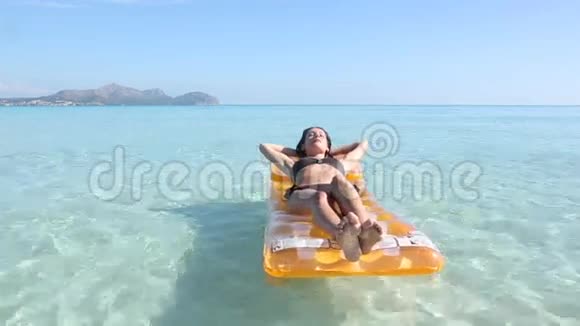 游泳筏上的年轻女子视频的预览图