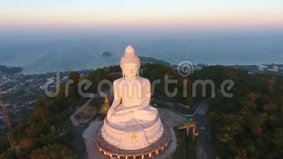 白色大佛雕像鸟瞰泰国普吉岛查龙高清视频的预览图