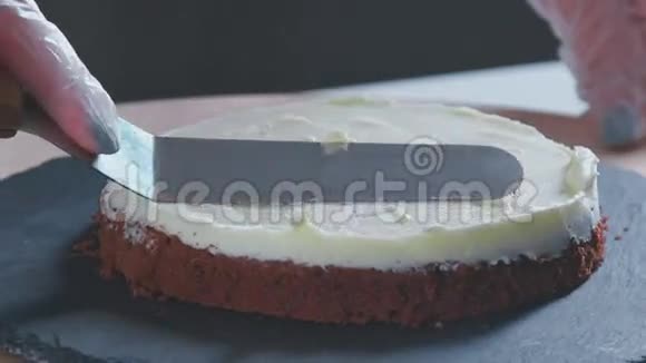 奶油覆盖巧克力蛋糕巧克力蛋糕视频的预览图