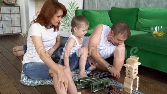 在这个视频中你可以看到年轻的家庭在家中玩地板木塔家玩木塔这就是视频的预览图