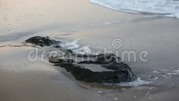 早上的海岸岩石被淹没了视频的预览图