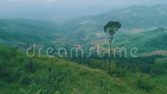 清莱地区美丽的山岳景观鸟瞰图视频的预览图