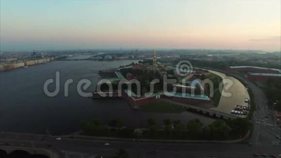 傍晚在圣彼得堡的彼得和保罗要塞的鸟瞰图视频的预览图