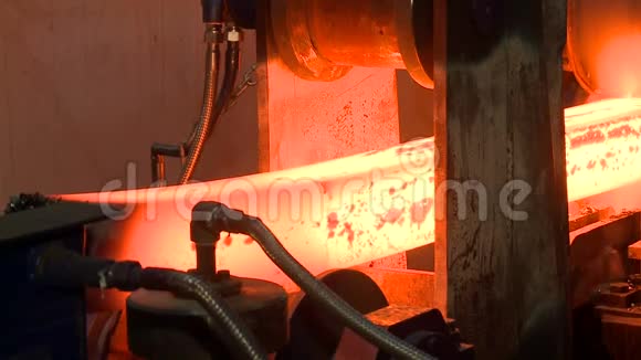 输送机上的热钢锭铸造工艺视频的预览图