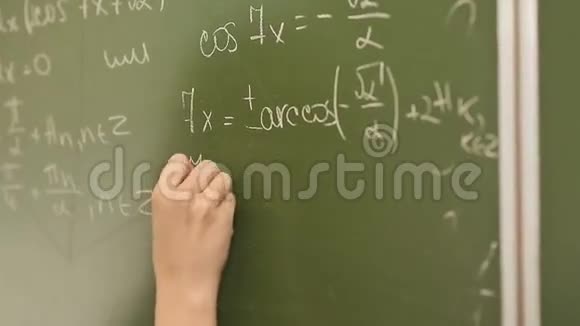 学生在黑板上书写数学公式视频的预览图