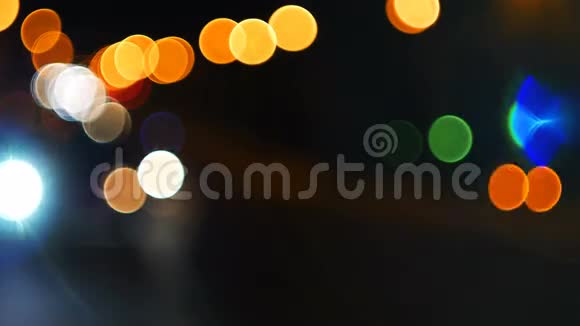 夜间公路的散焦灯视频的预览图