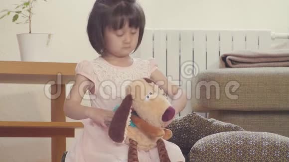 一个女孩打开玩具在里面发现糖果视频的预览图