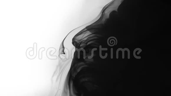 4K镜头墨水在水里黑色墨水在水中闪闪发光创造了抽象的背景视频的预览图