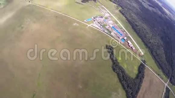 专业的跳伞员在夏日在绿色的田野上跳伞景观太阳视频的预览图