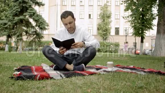 在公园外面的人读书视频的预览图