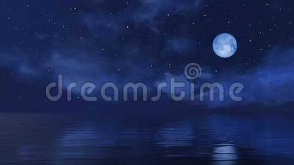 在海面上繁星点点的夜空中的满月视频的预览图