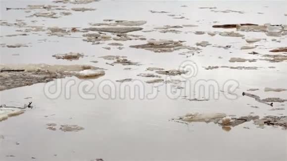 漂浮着冰戴伯克脏的棕色水特写视频的预览图