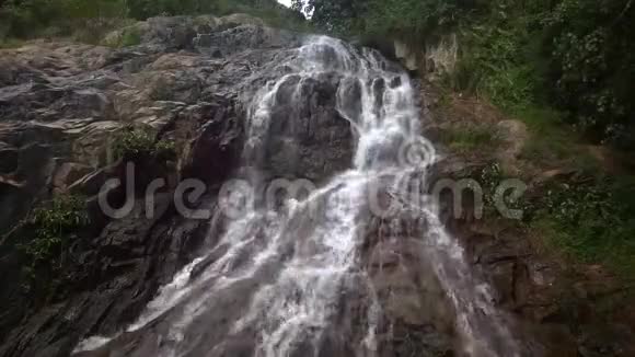 瀑布在风景如画的丛林雨林视频的预览图
