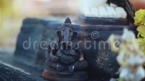 甘尼莎勋爵和印度教上帝甘尼莎与鲜花甘尼莎作为印度教的象征智慧和繁荣之神视频的预览图