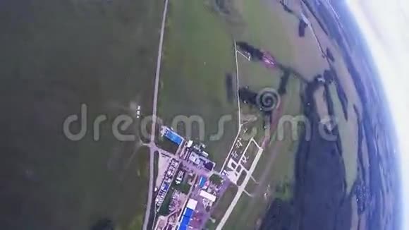 专业跳伞员乘降落伞飞过田野森林景观飞行航班视频的预览图
