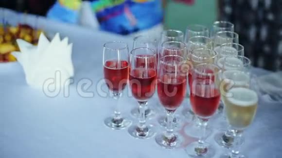 宴会上摆在桌上的香槟酒杯视频的预览图