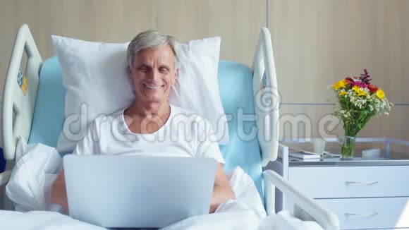 在病床上躺着的病人呈阳性的老年人视频的预览图
