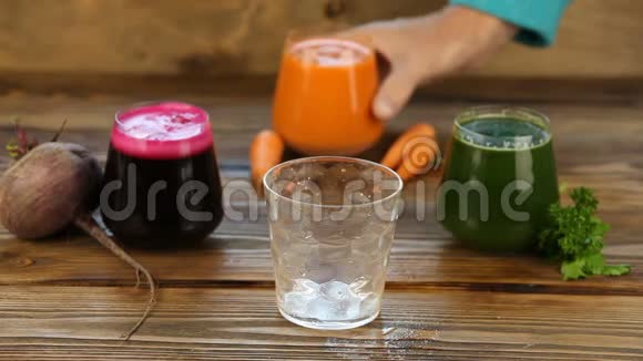 杯子里的三种蔬菜汁视频的预览图