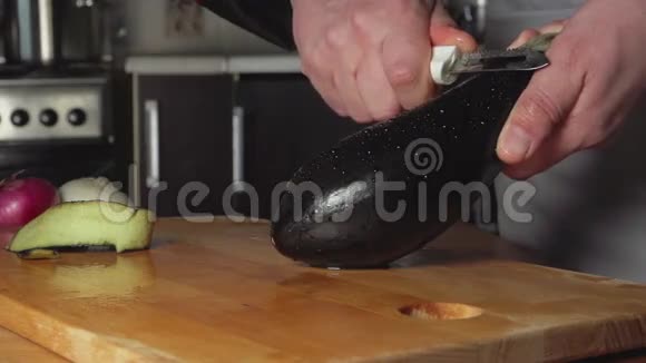 慢厨师在餐厅厨房清洗茄子视频的预览图