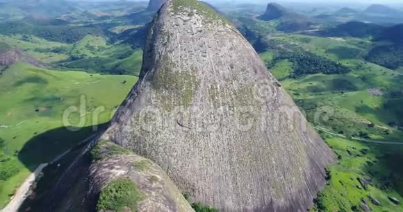 无人驾驶飞机靠近高山和岩石视频的预览图