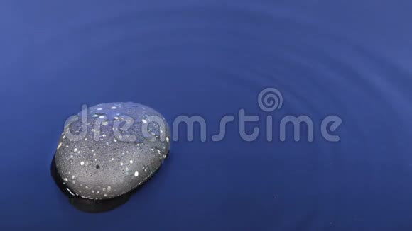 一滴水落在黑石和碧水上视频的预览图