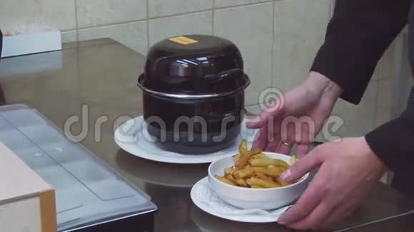 烹饪带走盘子与炸薯条覆盖锅与准备好的菜餐厅视频的预览图