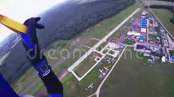 专业跳伞运动员乘降伞降到绿色降落场景观视频的预览图