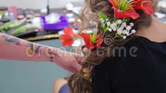 发型师发型师为少女整理创意发型视频的预览图