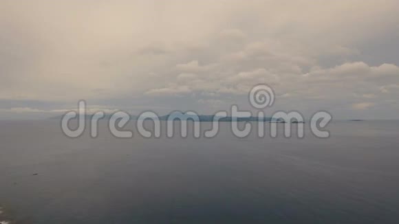 暴风雨天气的水面鸟瞰图菲律宾卡坦杜安岛视频的预览图