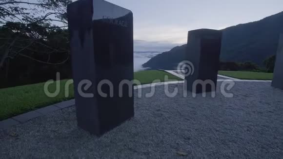 纪念碑和带山的树木视频的预览图