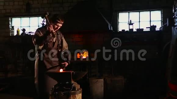 铁匠在铁砧上锻造熔化的金属视频的预览图