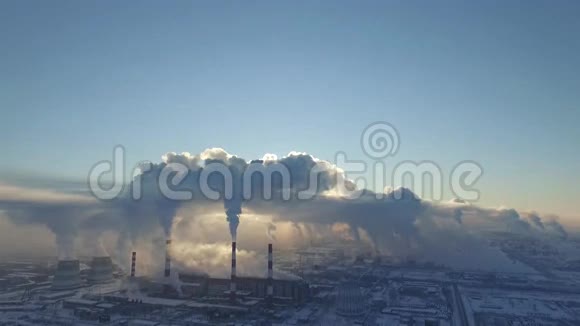 工厂的大量烟雾污染了俄罗斯的环境视频的预览图