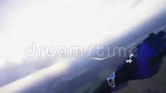 专业跳伞员打开降落伞飞越绿野森林景观视频的预览图