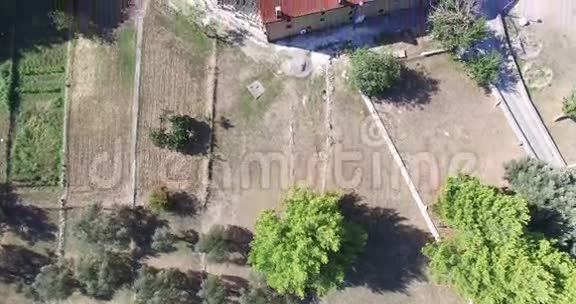 位于KatunRezevici村的塞尔维亚东正教修道院雷泽维寺的空中景观视频的预览图