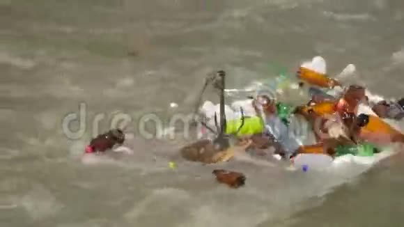 河流中的垃圾和垃圾视频的预览图