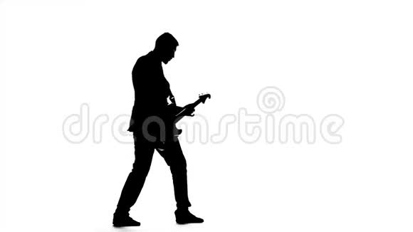 人用吉他弹奏旋律剪影慢动作视频的预览图