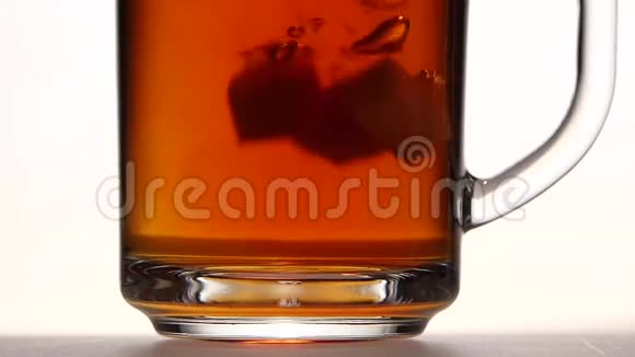 糖落到杯茶的底部特写镜头视频的预览图