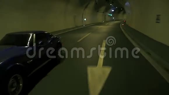 蓝色Corrvee夜车穿越隧道侧照视频的预览图